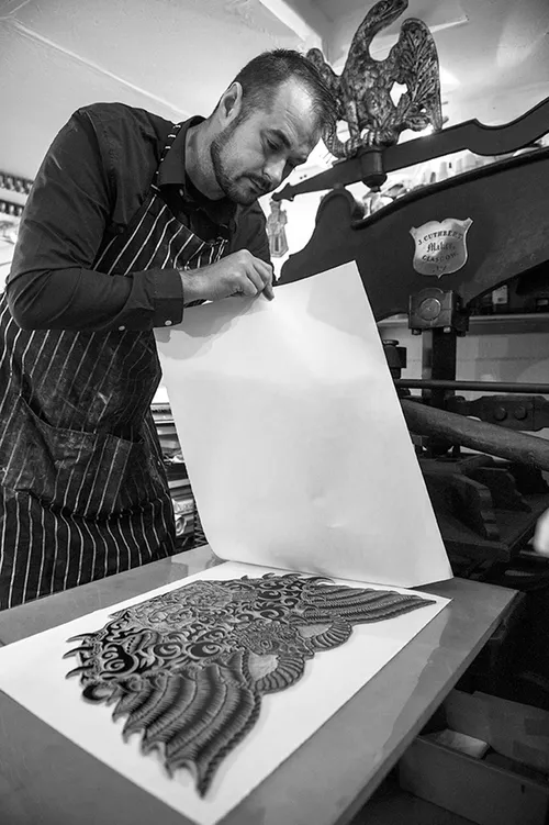 Fernando Feijoo working with Columbian printing press